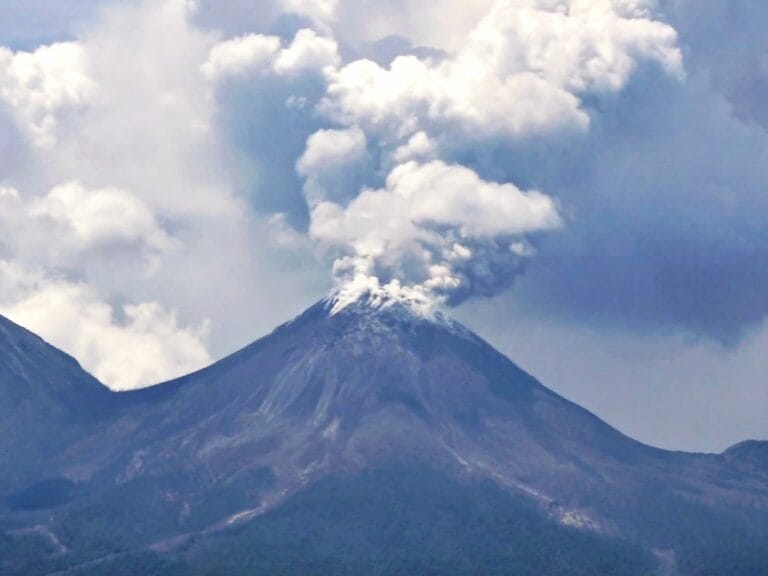 Aktivitas Gunung Lewotobi Meningkat, Waspada Bahaya Vulkanik!