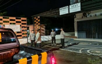 Gerung Dini Hari: Patroli Intensif Polisi Jaga Keamanan Pertokoan dan Bank