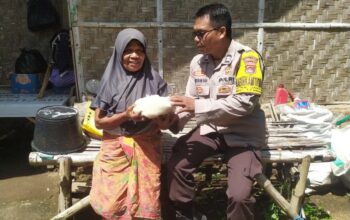 Kebaikan Polisi Ini Sentuh Hati Warga Lombok Barat