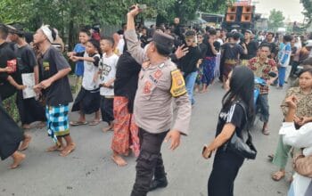 Nyongkolan Banyumulek Sinergi Polisi dan Masyarakat Lestarikan Budaya