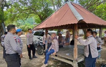 Patroli Humanis di Dermaga Tawun Polisi Jaga Keamanan Wisatawan