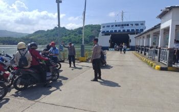 Pengamanan Ketat di Pelabuhan Lembar Polisi Jamin Keamanan Penumpang dan Kendaraan