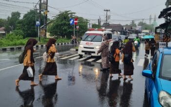 Polsek Kediri Hadir Lancarkan Arus Lalu Lintas, Ciptakan Rasa Aman