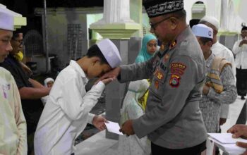 Berkah Nisfu Sya'ban, Propam Polres Lombok Barat Santuni Anak Yatim di Masjid Alittihad