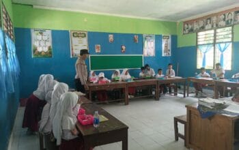 Bhabinkamtibmas Kawal Program Makanan Bergizi di SDN 2 Ombe Baru