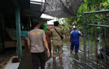Dampak Luapan Sungai Eleng, Halaman Rumah Warga Tergenang