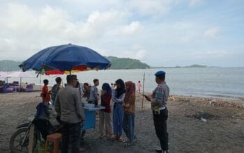 Patroli KRYD Polsek Lembar Tingkatkan Keamanan Pantai Cemara Pasca Pilkada 2024