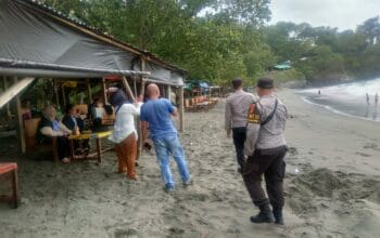 Patroli Rutin di Pantai Duduk, Polsek Batulayar Jaga Keamanan Wisatawan