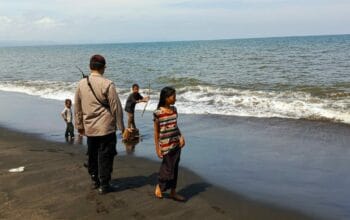 Patroli Rutin di Pantai Kuranji Bangsal, Polsek Labuapi Jaga Keamanan Wisatawan
