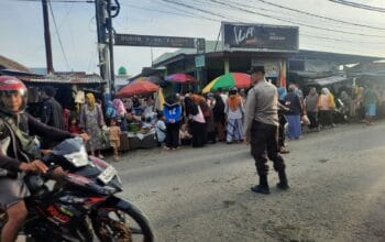 Polisi Atur Lalu Lintas di Pasar Paok Kambut, Masyarakat Nyaman Berbelanja