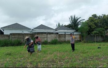 Polisi Sambangi Petani Desa Karang Bongkot, Ajak Sukseskan Program Ketahanan Pangan