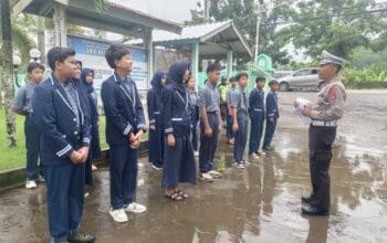 Polres Lobar Tanamkan Keselamatan Lalu Lintas Sejak Dini di SMPN 1 Lembar