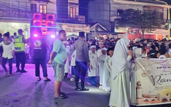 Polsek Labuapi Kawal Pawai Ta’aruf Haul Akbar ke-57 dengan Kondusif