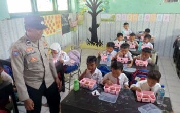 Polsek Lembar Kawal Distribusi Makanan Bergizi untuk Ribuan Siswa