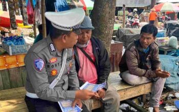 Satlantas Polres Lombok Barat Edukasi Keselamatan di Pasar Jereneng