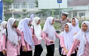 Siaga Siang, Polisi Atur Lalu Lintas di Ponpes Kediri