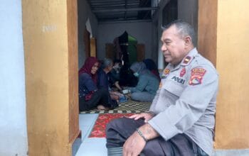 Sinergi Polisi dan Nakes, Pengobatan Gratis untuk Korban Banjir Sekotong
