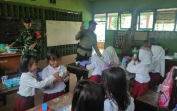 Sinergi TNI-Polri Kawal Program Makan Bergizi Gratis di Dasan Tapen Gerung