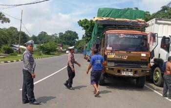 Tertib Parkir Truk, Arus Lalin Lancar di Tugu Tenk Dodokan Gerung