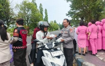 Aksi Peduli Ramadan, Polres Lombok Barat Bagikan Takjil
