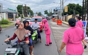 Aksi Simpatik Polsek Kediri, Takjil Gratis untuk Pengendara