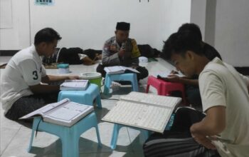 Bhabinkamtibmas Desa Suka Makmur Gerung Dampingi Pemuda Bertadarus