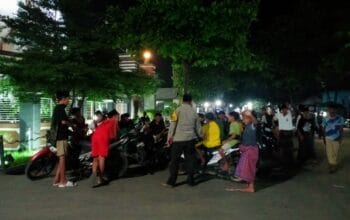 Bhabinkamtibmas Karang Bongkot Kawal Tarawih, Warga Apresiasi