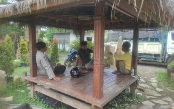 Dukung Program Pemerintah, Bhabinkamtibmas di Lombok Barat Ajak Warga Manfaatkan Lahan Pekarangan