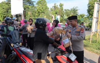 Hangatnya Kebersamaan! Kapolres Lombok Barat Berbagi Takjil