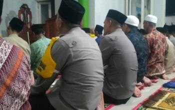 Hangatnya Kebersamaan! Kapolsek Kediri Tarawih Keliling di Mamunggu