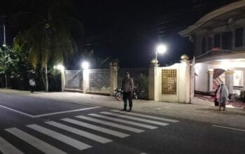 Ibadah Aman! Polsek Lembar Kawal Salat Subuh di Masjid Prioritas