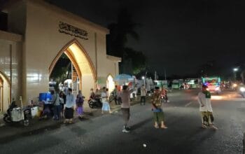 Ibadah Tarawih Khusyuk, Polisi Siaga di Kediri
