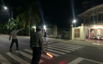 Jaga Kamtibmas, Polsek Lembar Rutin Amankan Salat Subuh di Masjid