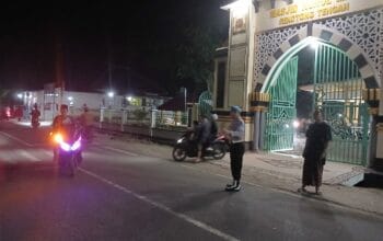 Jamin Kenyamanan Jamaah, Polsek Sekotong Kawal Tarawih Hingga Usai