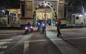 Kondusif! Polisi Sekotong Kawal Ibadah di Masjid Selama Ramadhan