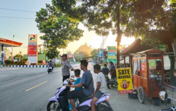 Ngabuburit Aman! Polsek Lembar Atur Lalu Lintas di Tiga Titik Strategis