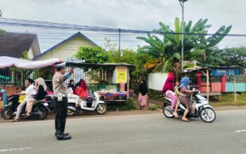 Ngabuburit Aman! Polsek Sekotong Atur Lalu Lintas & Jaga Ketertiban
