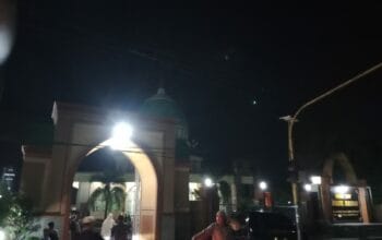 Pengamanan Tarawih di Masjid Darusalam Labuapi, Polisi Turun Tangan