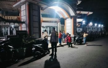Polisi Amankan Sholat Tarawih di Masjid Baiturrahman Labuapi