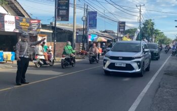 Polisi Kawal Ngabuburit di Batulayar Lombok Barat, Lalu Lintas Lancar!