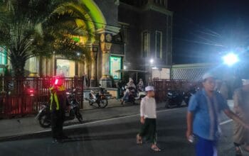 Polisi Kawal Tarawih di Batulayar, Umat Bisa Ibadah Nyaman
