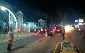 Polisi Kawal Tarawih di Gerung, Jamaah Merasa Lebih Aman