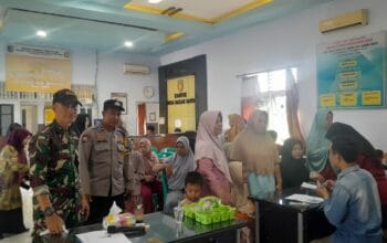 Polsek Gerung Kawal Pembagian PKH di Dasan Tapen dan Beleke, Pastikan Program Tepat Sasaran