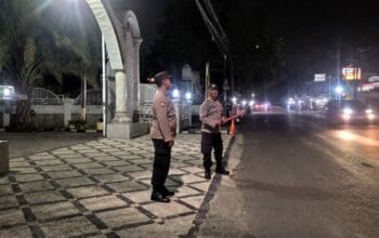 Polsek Gerung Perketat Pengamanan Sholat Tarawih di Simpang 4 Masjid Baital Atiq
