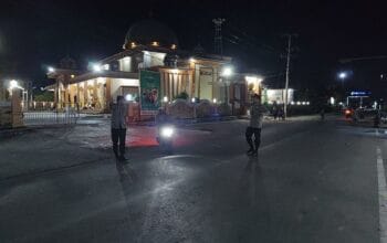 Polsek Kawasan Pelabuhan Lembar Amankan Sholat Subuh, Cegah Macet di Pelabuhan
