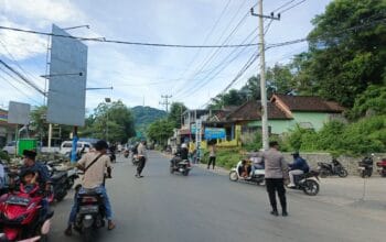 Polsek Kawasan Pelabuhan Lembar Tingkatkan Keamanan Ngabuburit di Simpang Tiga Pelabuhan
