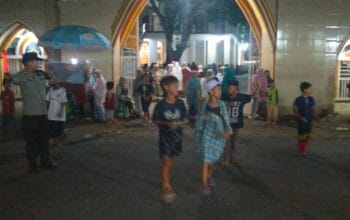 Polsek Kediri Amankan Pelaksanaan Sholat Tarawih Perdana di Masjid Jami' Baiturrahman