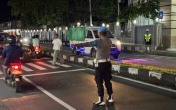 Polsek Kediri Jamin Keamanan dan Kenyamanan Ibadah Tarawih Perdana di Bulan Suci Ramadhan