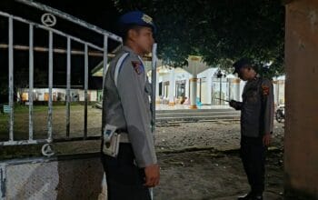 Polsek Kuripan Kawal Tarawih, Warga Terima Kasih Polisi!