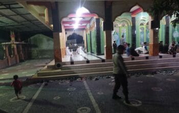 Polsek Labuapi Amankan Tarawih di Masjid Klongkong, Ibadah Makin Nyaman!